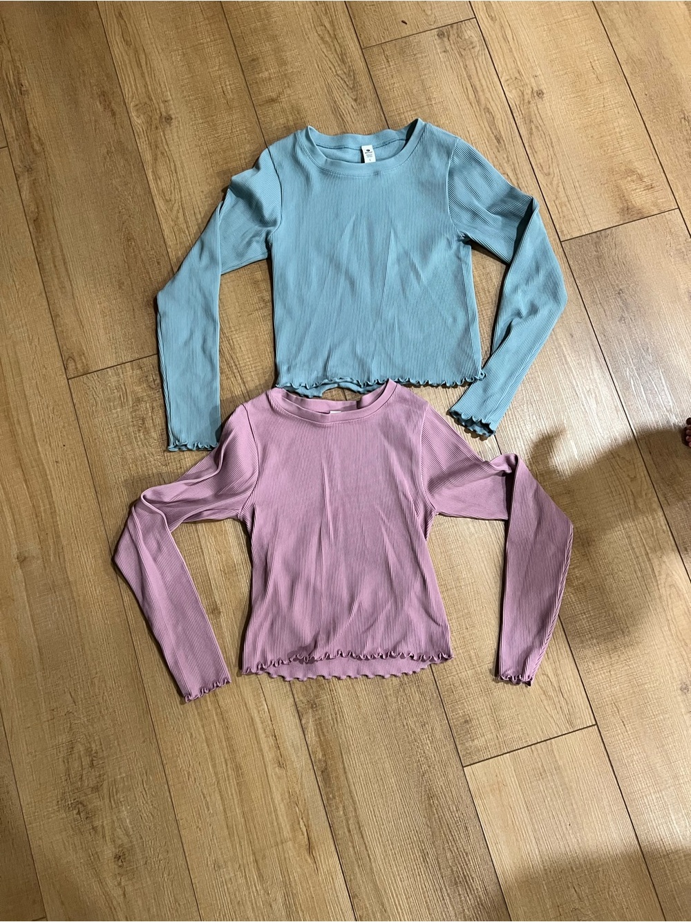 90 Degree By Reflex Ribbed Lettuce-Edge Long-Sleeve Top in Blue & Pink